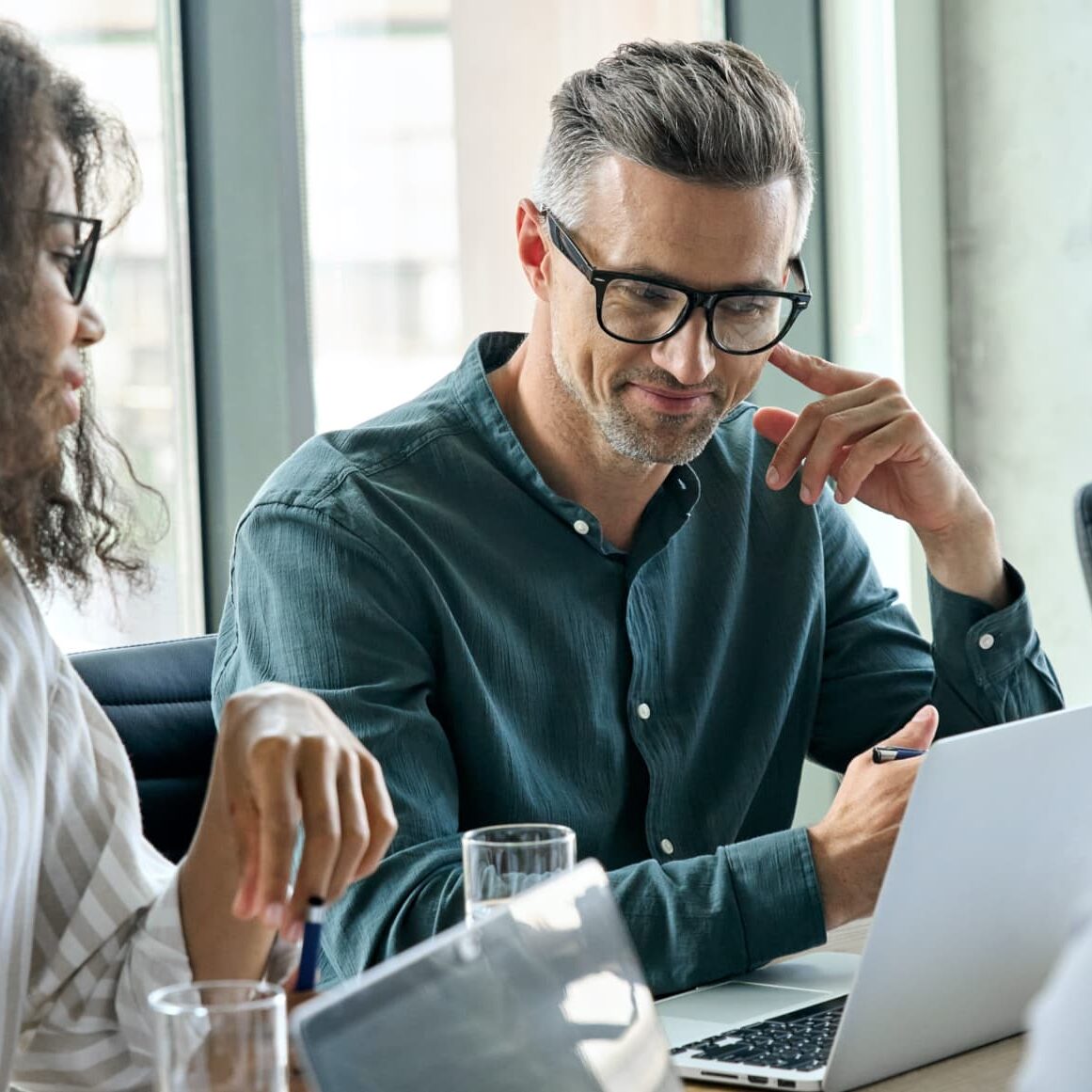 Arbeitsgruppe, Mann schaut auf einen Laptop